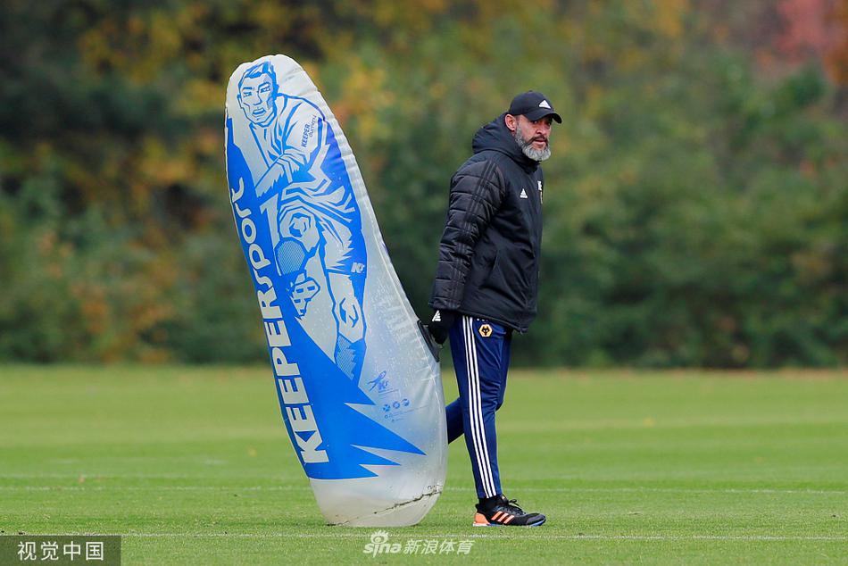 在英格兰伍尔弗汉普顿深秋的午后阳光下，狼队主场莫利纽克斯球场的草皮显得格外翠绿，球员们正在进行赛前最后一练，专注的神情仿佛预示着即将到来的欧联激战。