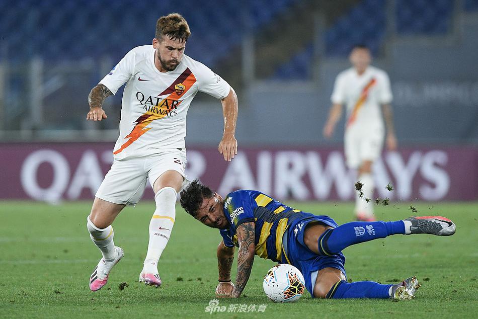 法国中场韦勒图轰出世界波后激情滑跪庆祝，他的身前是空旷的草坪，身后是追赶而来的队友，这一刻他不仅是进球功臣，更是终结球队连败的英雄。