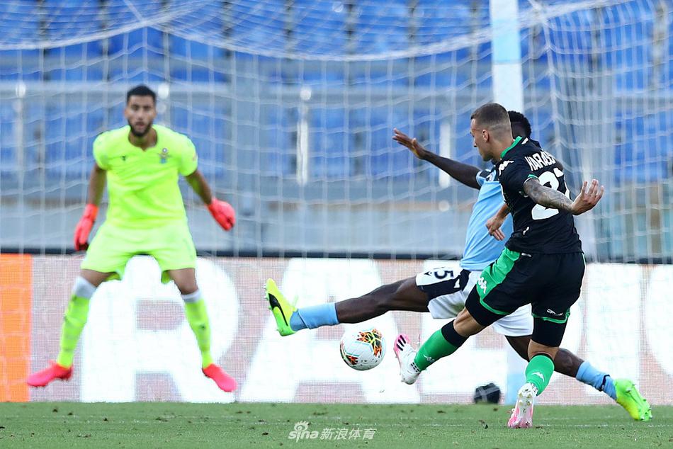 德泽尔比激情挥拳与他的弟子们一同庆祝这场史诗般的胜利，他的眼镜片上反射出奥林匹克球场的灯光，那是战术大师智慧的光芒