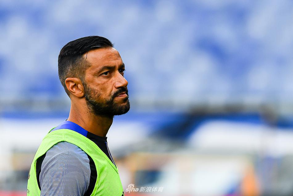 锁定胜局后，博纳佐利被队友团团围住，笑容在每一位桑普球员脸上绽放，这是团队足球最美的勋章。