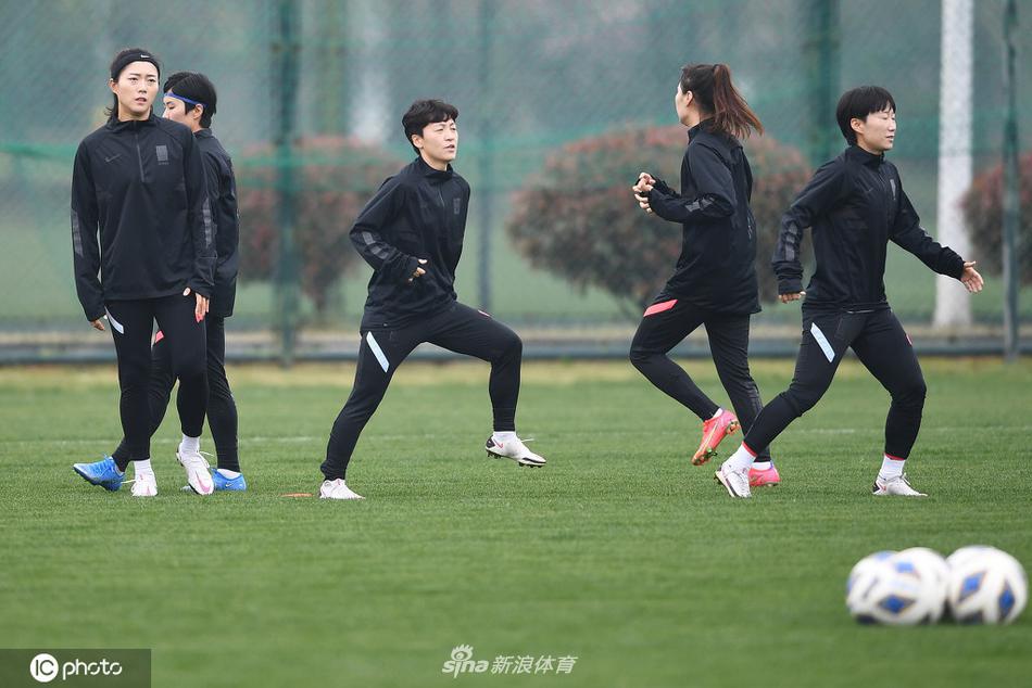 在一次对抗中，中场核心李玟娥以标志性的灵巧转身摆脱防守，她脑后扎起的马尾辫在空中划出有力的弧线，展现出韩国女足球员特有的灵动与坚韧。