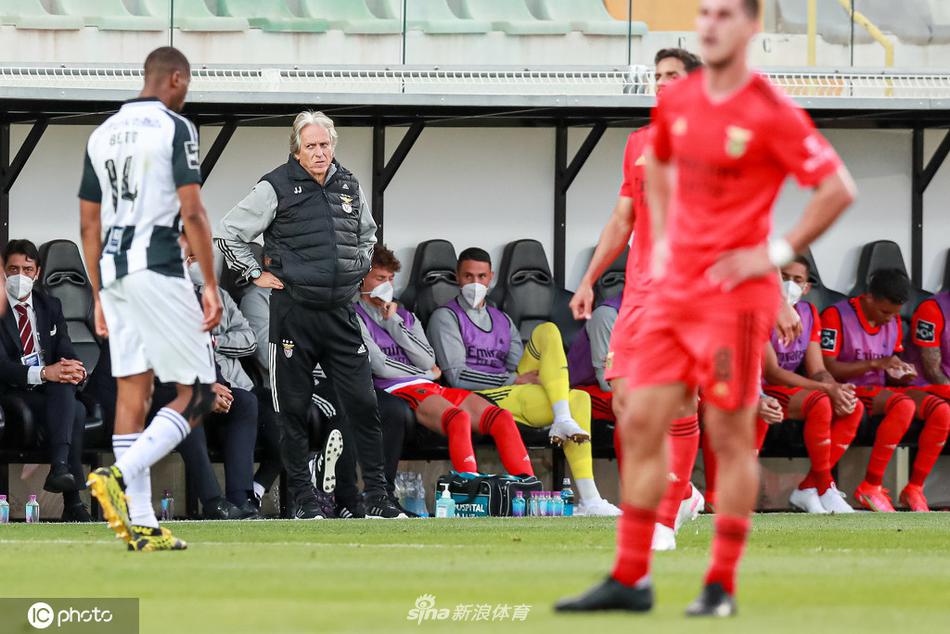 开场哨响，本菲卡队在中圈开球，双方球员瞬间陷入激战，绿色的草坪上人影交错，一场技术与力量的较量正式拉开帷幕。