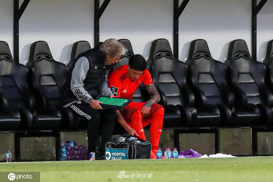 本菲卡进球功臣躬身感谢为他送出妙传的队友，两人眼神交汇，无声的默契在这一刻绽放，诠释着团队足球的魅力。