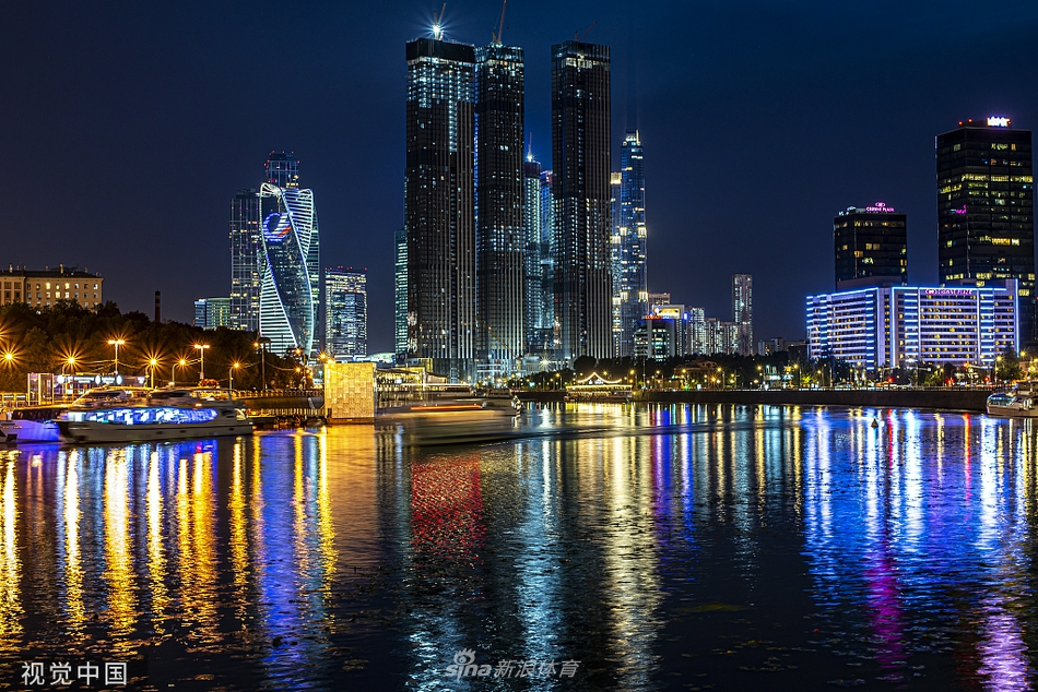 莫斯科街头一角，一组以参赛各国球员为原型的艺术雕塑被灯光点亮，雕塑的动作定格在激烈的争抢瞬间，生动展现了沙滩足球的魅力与动感。