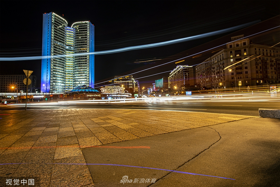 夜幕下，通往卢日尼基体育场的主干道旁，挂满了印有本届沙滩世界杯标志的旗帜，灯光将旗帜照得格外鲜亮，引导着来自世界各地的球迷走向狂欢的入口。