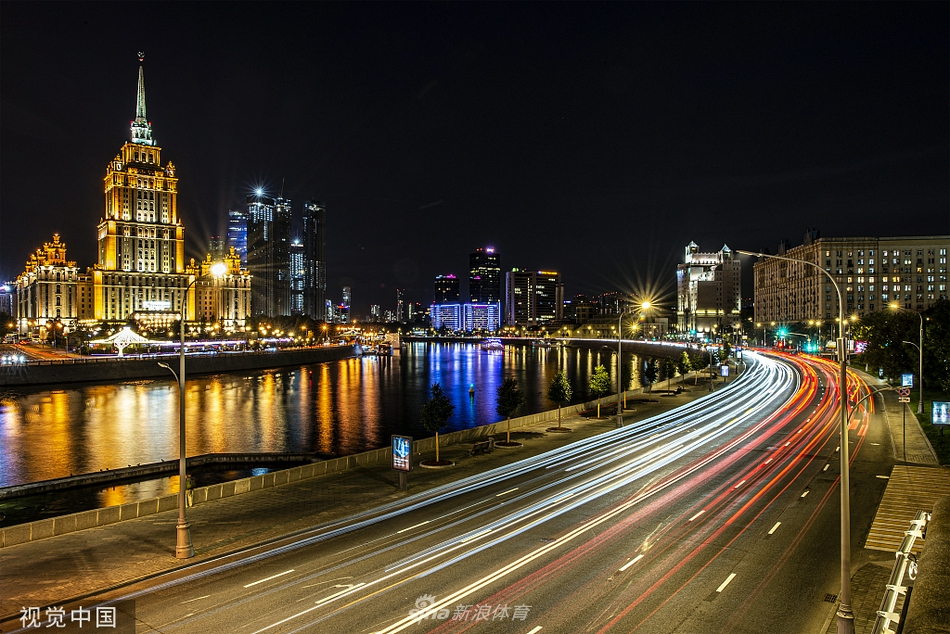 从高处俯瞰，卢日尼基奥林匹克综合体内的沙滩足球主赛场灯火通明，场内的细沙在灯光下泛着柔和的光泽，整齐的看台座椅静待明日欢呼的人群。