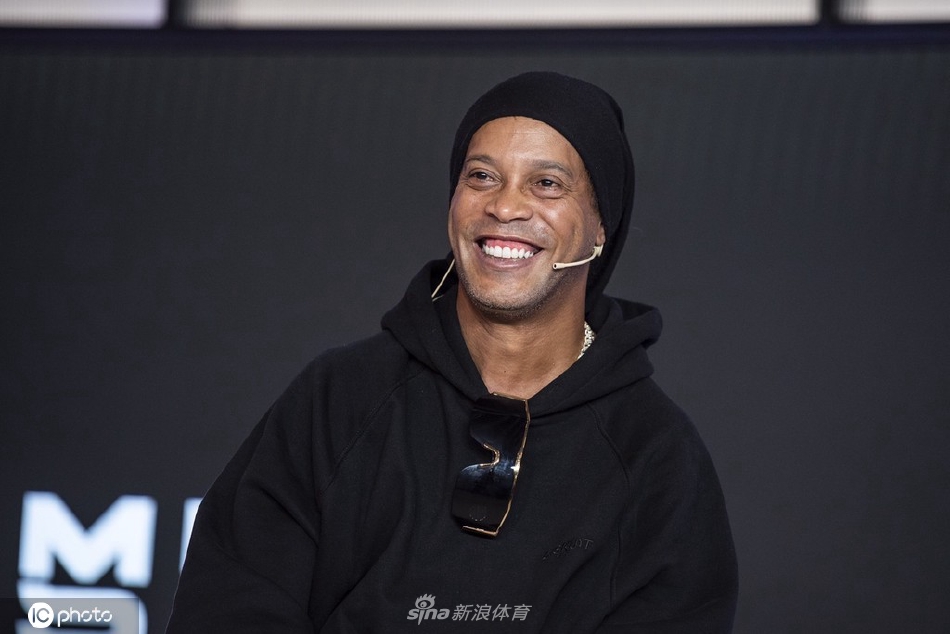 罗纳尔迪尼奥面对镜头展示元宇宙中的虚拟球员形象，眼神中充满对新领域的好奇