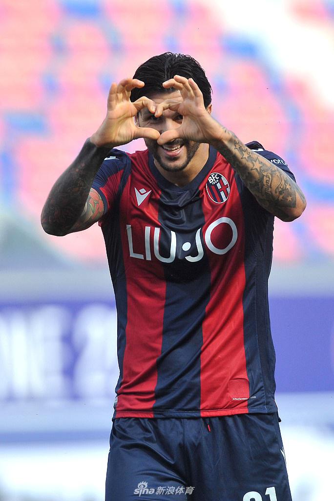 老将帕拉西奥在开场闪电战中用标志性的动作抢点破门，瞬间点燃了达拉拉山球场的蓝色火焰。