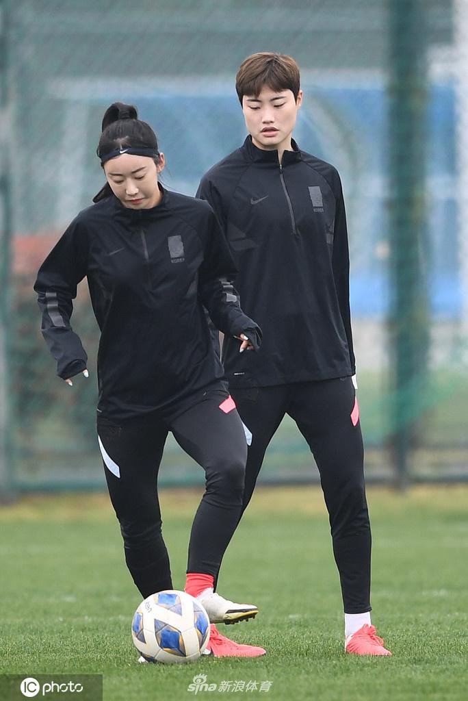 离场前，一位韩国队员回望了一眼夜色中的球场，灯光勾勒出她略显孤单的剪影，这个回眸里，有对明天的期待，也有一丝决战前的静默与未知。