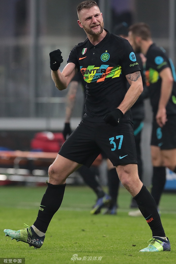 国米中卫什克里尼亚尔高高跃起，以一记雷霆万钧的头球攻门，皮球直窜网窝。