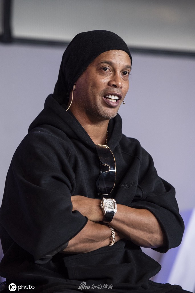 罗纳尔迪尼奥与现场嘉宾共同举杯，庆祝MetaSoccer元宇宙足球项目的正式启航