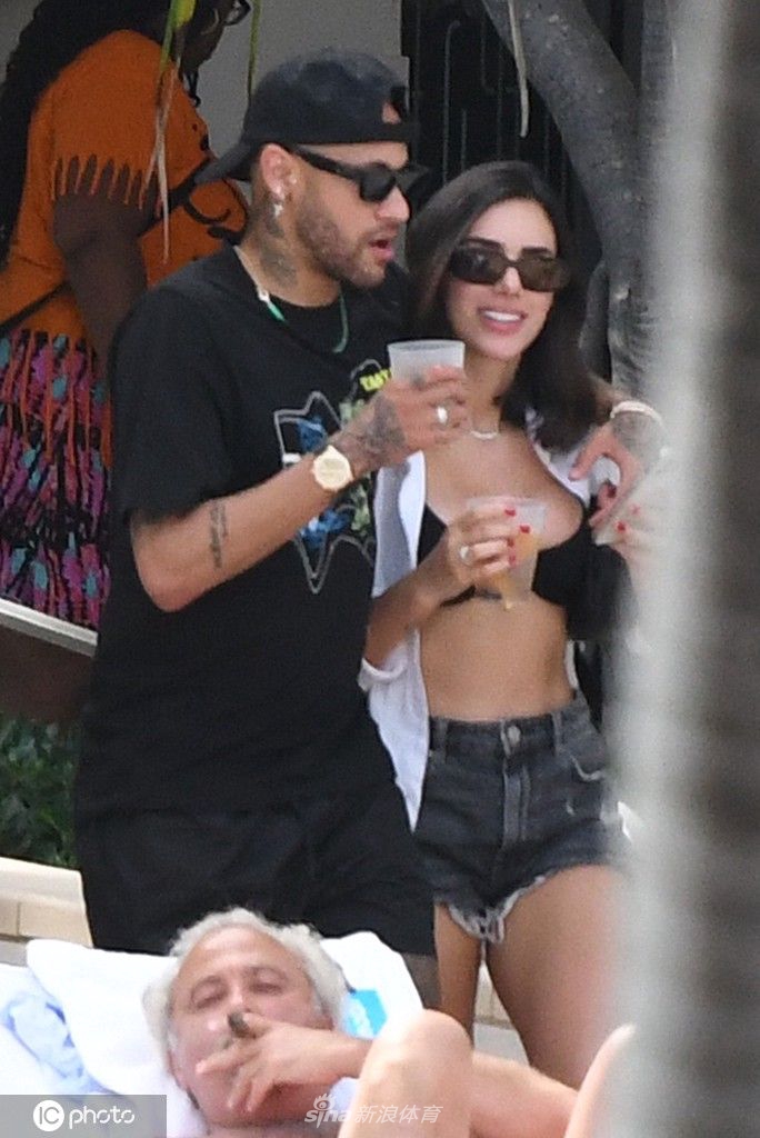 夕阳西下，内马尔搂着女友布鲁娜静静眺望大海，金色余晖为这对恋人勾勒出浪漫的剪影。