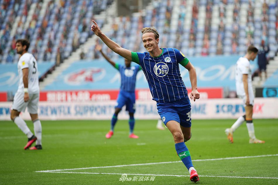 比赛结束哨响后，维冈竞技全队球员肩并肩围成一圈，如同一个不可撼动的战斗集体，他们用一场不可思议的胜利向所有人宣告了保级的决心