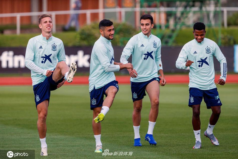 在晨光的沐浴下，西班牙队的将士们围成一圈，神情专注地聆听恩里克的战术部署，仿佛一幅即将出征的古典油画。