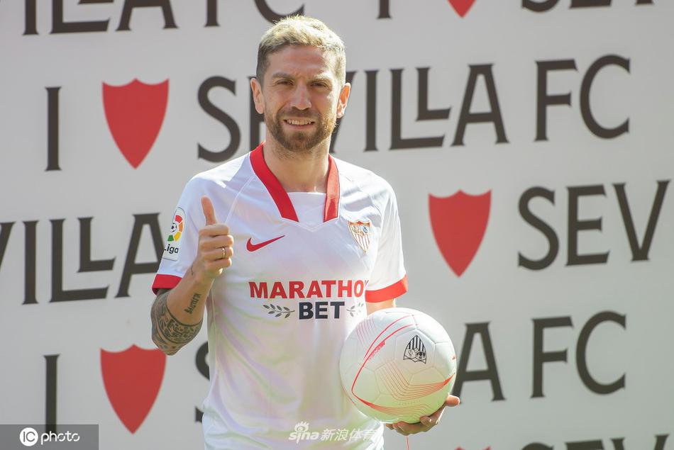 训练中，戈麦斯展现出极强的核心控制力，在防守球员的贴身干扰下依然稳稳地将球控制在脚下，仿佛一个在刀尖上起舞的舞者，这正是他日后在欧战赛场上撕开防线的利器。