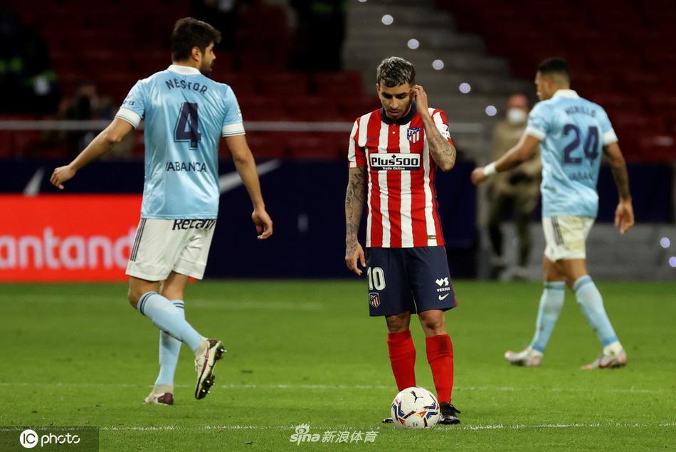 比赛结束后，苏亚雷斯面带遗憾地低头离场，他的背影与远处庆祝的塞尔塔球员形成鲜明对比，充满了英雄的落寞。