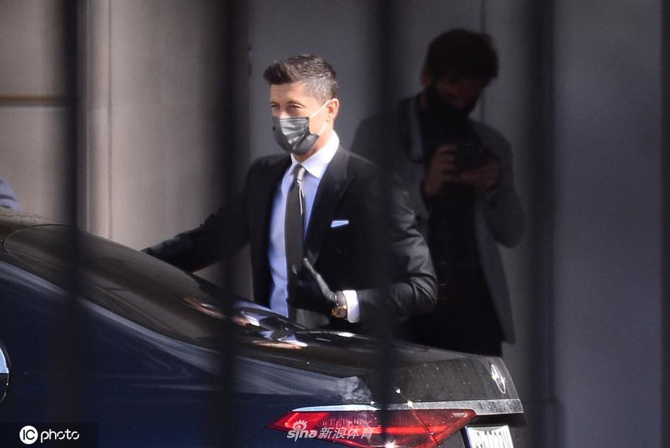 莱万多夫斯基在总统府内即兴展示精湛球技，他用脚背轻松颠球，足球如同被施了魔法般在空中飞舞，引得在场人员赞叹不已。