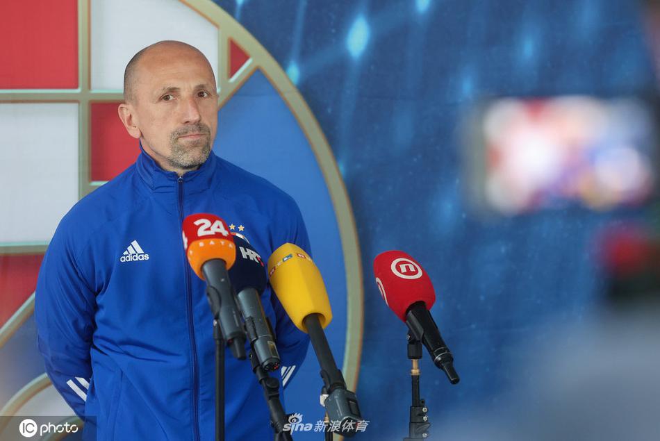 发布会上，一位萨格勒布迪纳摩的球员代表神情专注地聆听提问，他身着紫色训练服，眉宇间透着战士般的坚毅，背景的广告牌仿佛也在诉说着即将到来的欧战关键战役。