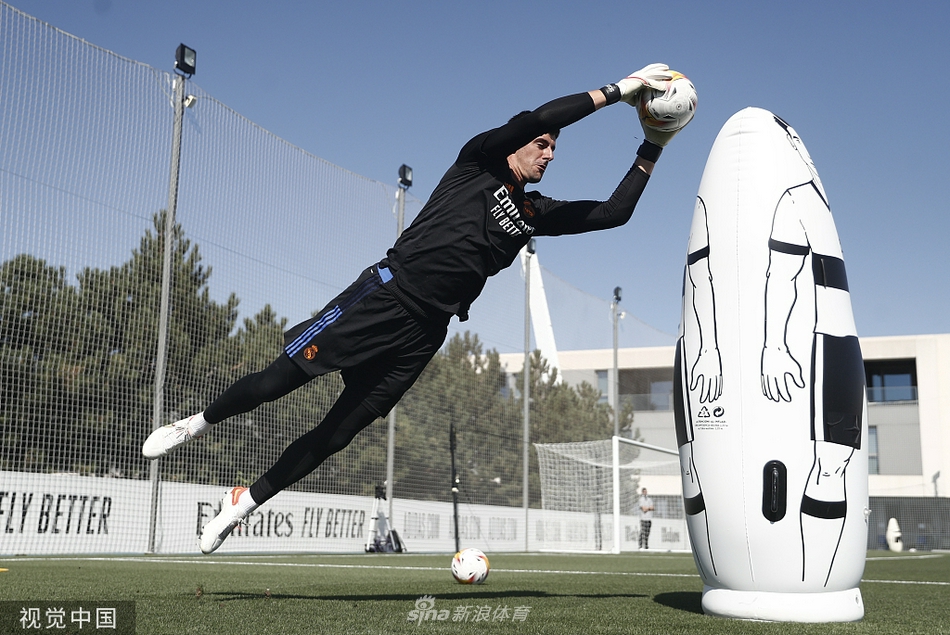本泽马在训练中露出自信的微笑，他脚下的皮球仿佛被施了魔法，这位法国前锋正用他精湛的射术考验着守门员。