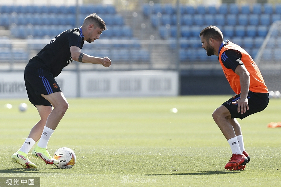 库尔图瓦在训练中飞身扑救，他那修长的身躯完全舒展开来，将对手的射门拒之门外，铸就了球队防线的最后一道铁闸。