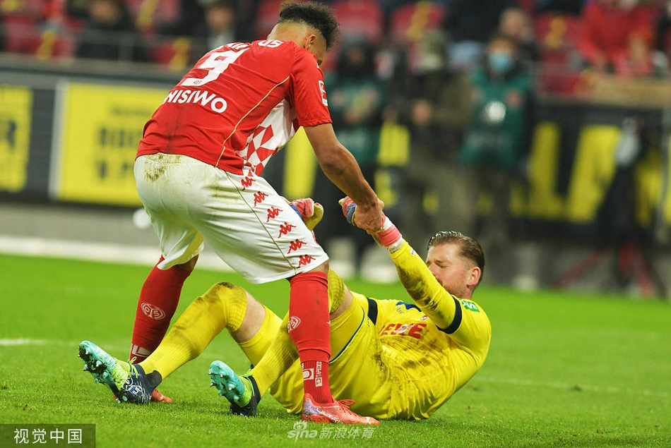 图片描述：双方球员在中场缠斗，球衣飞扬，展现了德甲赛场的硬朗球风。