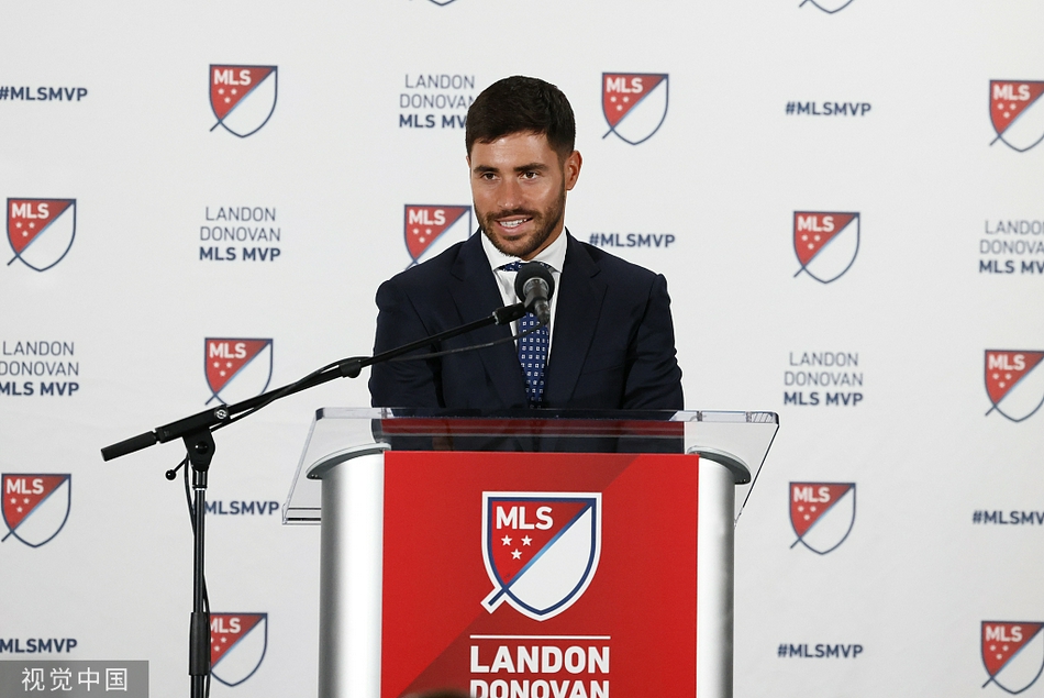 盛大的颁奖晚宴现场，嘉宾们举杯相庆，衣香鬓影间，交流着对过去赛季的感慨与对未来发展的憧憬。