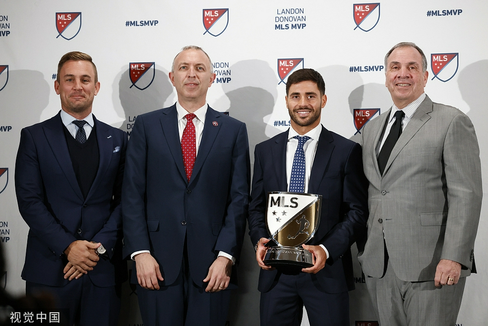 一座座光洁闪亮的奖杯在聚光灯下静静陈列，等待着它们的主人，象征着无上的荣耀与整个赛季的奋斗结晶。