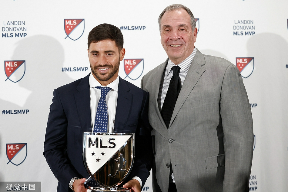 新英格兰革命全队齐聚一堂，共同高举起象征常规赛冠军的支持者盾，共享创造历史的辉煌瞬间。