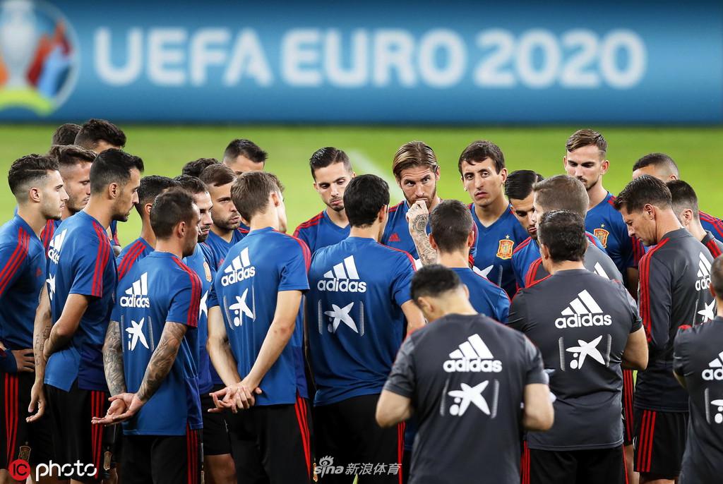 分组对抗中，西班牙中场大脑蒂亚戈从容控球，面对防守球员的贴身干扰，他依然抬头观察着前场队友的跑位，随时准备送出致命一传。