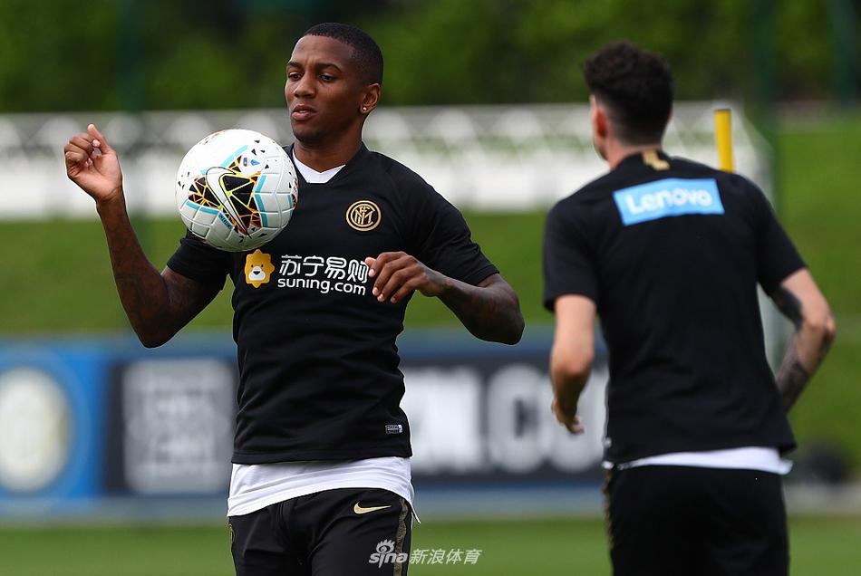 夕阳下，阿什拉夫完成最后冲刺后独自拉伸，他年轻的背影在余晖中象征着球队的未来