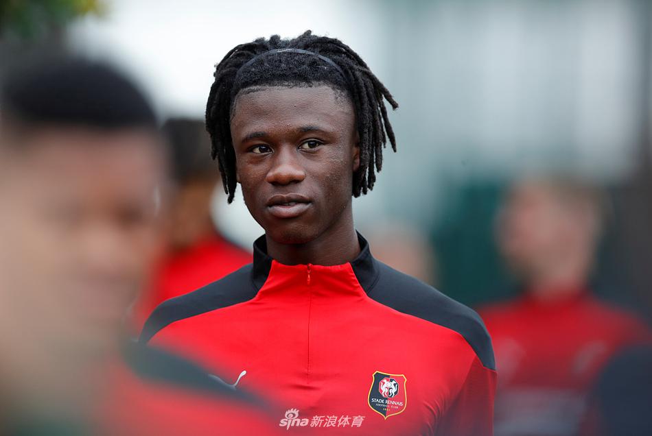 球员独自绕过训练标志物，他紧锁的眉头和咬紧的牙关特写着内心的坚韧，模糊的背景里是队友同样拼搏的身影，共同构成这幅夏日奋战图。