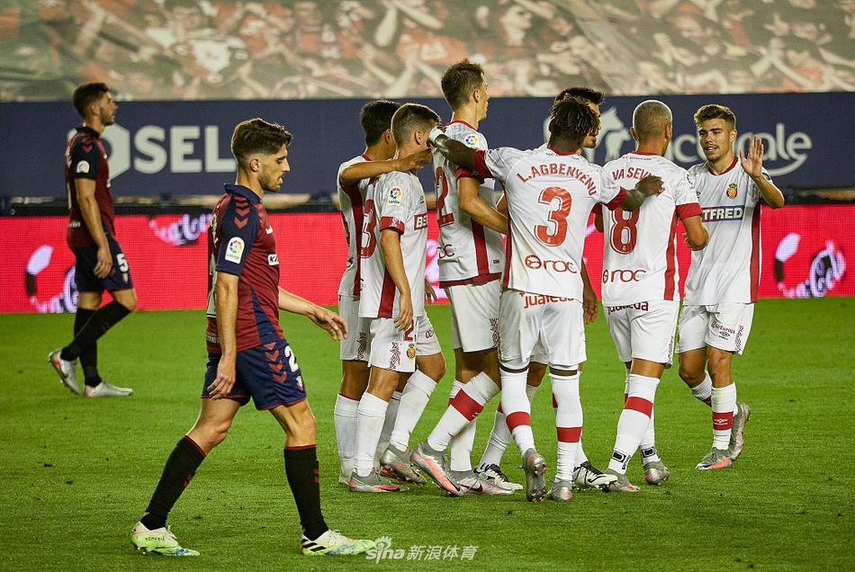 奥萨苏纳的球员在终场哨响后神情坦然，虽然未能用胜利收官，但留在西甲的整个赛季已值得肯定；而远方看台上，空荡荡的座椅仿佛在诉说着疫情下空场比赛的孤寂与特殊。