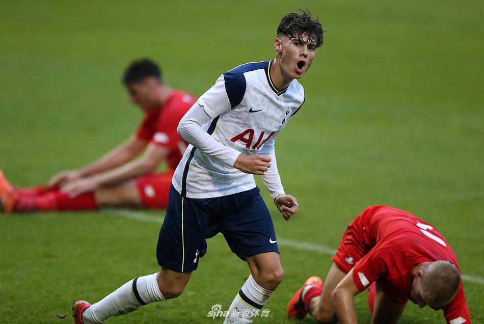 比赛进入下半场，一名莱顿东方球员在边线附近与热刺U23球员激烈拼抢，他用力卡住身位，将对方挡在身后，皮球即将滚出边线。