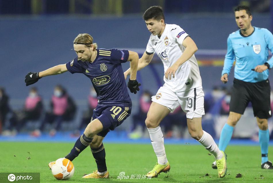 莫斯科中央陆军球员落寞的背影与萨格勒布迪纳摩球员庆祝的剪影形成鲜明对比，马克西米尔球场的灯光将他们的影子拉得很长，写满了遗憾。