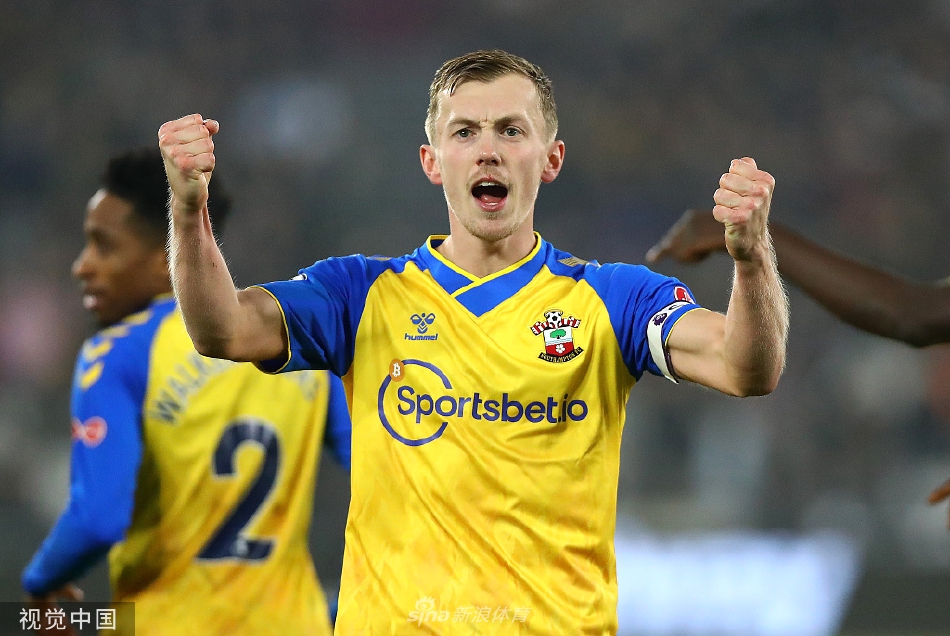 本拉赫马进球后张开双臂滑跪庆祝，身后是欢呼的队友和看台上沸腾的西汉姆联球迷海洋。