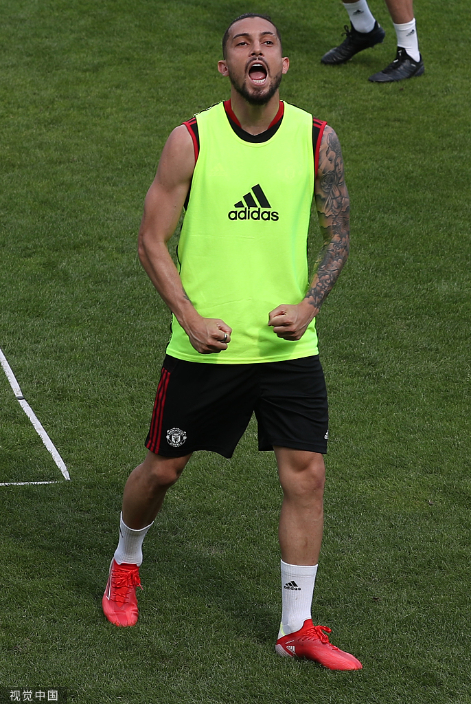 获胜的一方击掌相庆，输球的一方则无奈摇头苦笑，这种略带竞争性的小游戏让队友间的感情迅速升温，每个人脸上都写满了对训练的热情和对胜利的渴望。