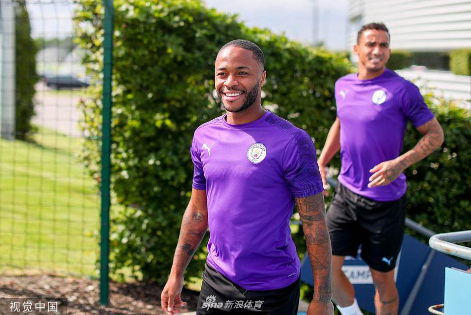 斯特林在训练中高速带球突破，脚下的皮球仿佛黏在脚上一般，他的脸上写满了自信与坚定，准备在新赛季的边路掀起更多风暴。