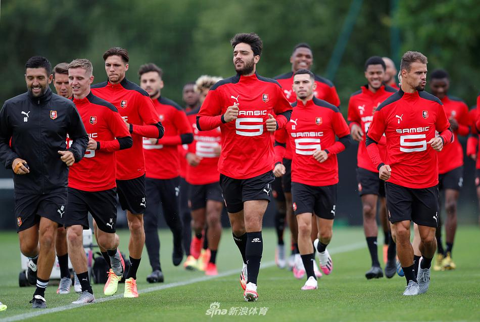 一名球员弯腰双手撑膝大口喘息，汗水如雨点般滴落在草地上，他的影子被夕阳拉得很长，仿佛在丈量着从恢复到巅峰的最后一段距离。