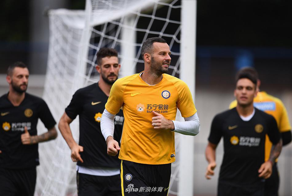 德弗赖在力量房中咬牙坚持，手臂和背部的肌肉线条因为发力而格外明显，每一滴汗水都在诉说着他为对抗矿工攻击线所储备的决心。