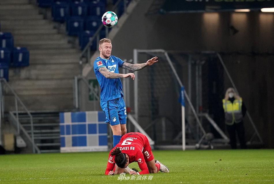 萨比策在进球后与队友击掌相庆，他精准的头球摆渡是这次致命攻势的起点，庆祝瞬间充满力量。