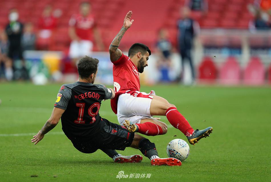 斯托克城多名球员围在一起振臂欢呼，庆祝这场出乎意料的大胜，他们扮演了搅局者的角色，脸上的笑容与空旷看台形成独特的历史记忆。