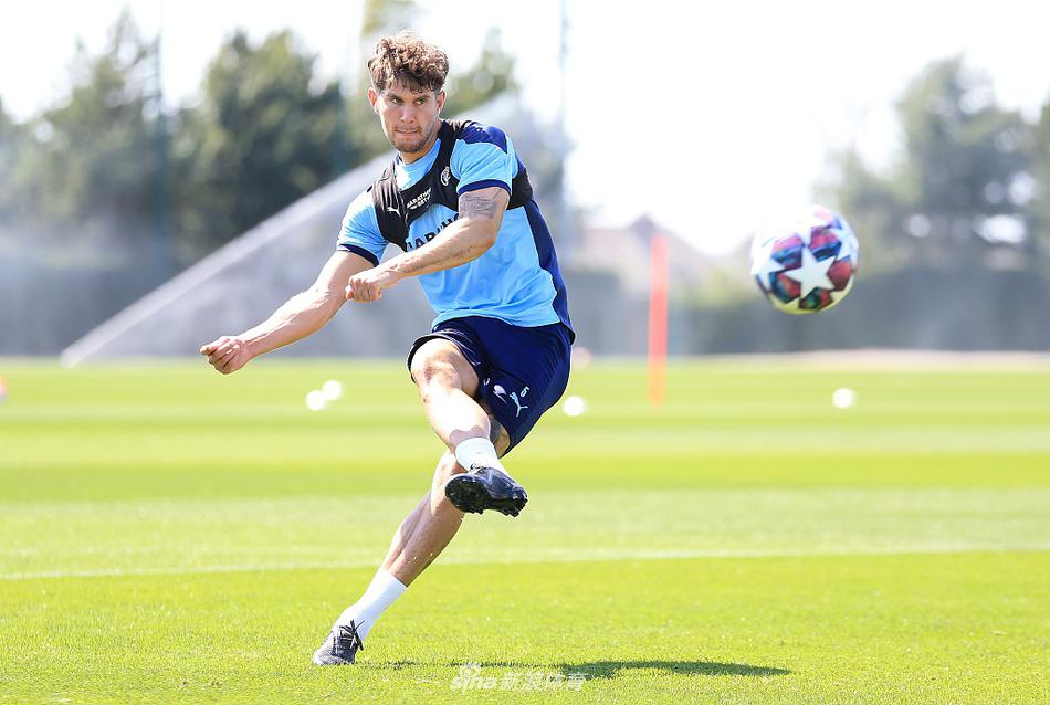 京多安在体能教练的指导下进行拉伸训练，他身体的每一块肌肉都蕴含着力量。汗水浸湿了他的发丝，在阳光下闪烁着微光，仿佛是在为即将到来的中场缠斗做最后的淬火，准备将硬度与智慧同时注入这场决战。