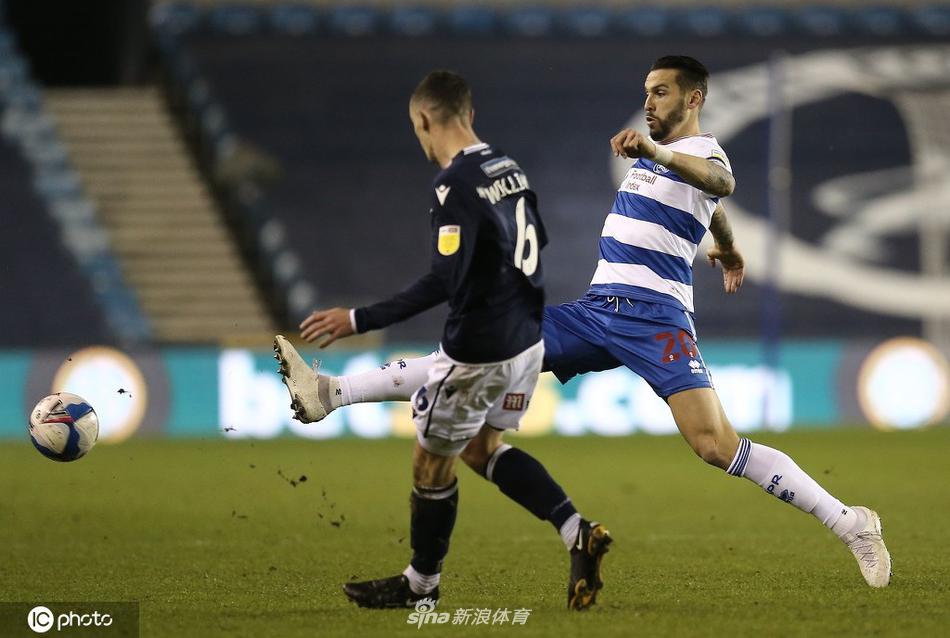 巢穴球场的冬夜之战，米尔沃尔球迷在看台上点燃激情，他们的呐喊声仿佛能驱散伦敦的寒意，为场上的战士注入无穷动力。