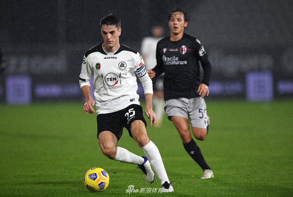 完成梅开二度的恩佐拉被队友们团团围住，大家紧紧相拥，每个人的脸上都写满了兴奋与坚定，背景中看台上的球迷们挥舞着围巾，共同庆祝这梦幻般的时刻。