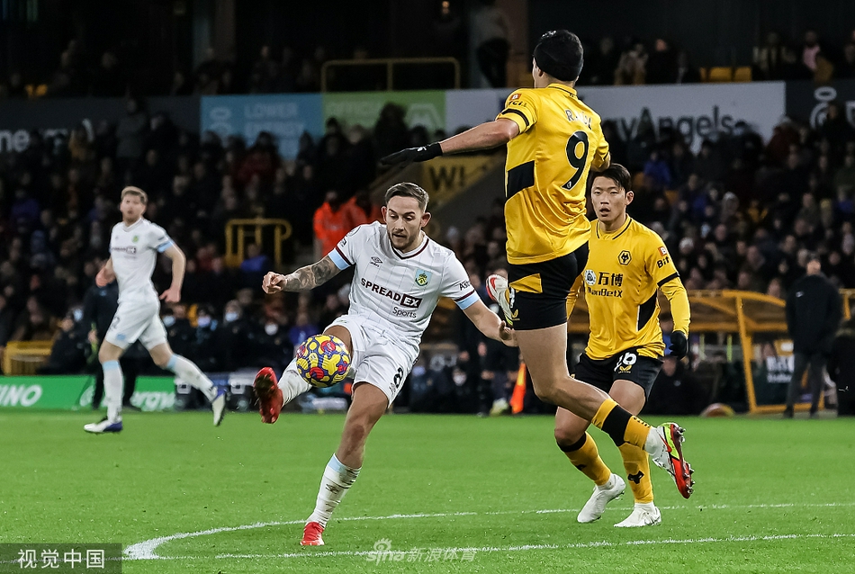 终场哨响后，狼队前锋劳尔·希门尼斯低头叉腰，身后的电子屏显示着0-0的比分，落寞的身影映在草皮上