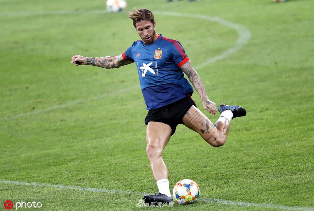 训练场边，西班牙教练组成员神情严肃地注视着场内，手中的平板电脑记录着各项数据，他们的细致分析为场上的球员提供了最坚实的战术支持。