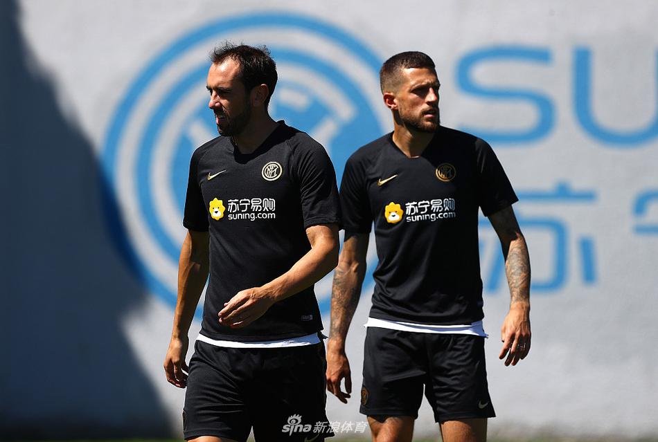 夕阳的余晖洒在孔蒂的身上，他双手抱胸，目光如炬地注视着远方，仿佛已经看到了两天后梅阿查球场内的厮杀，他的战术板上写满了对胜利的渴望与部署。