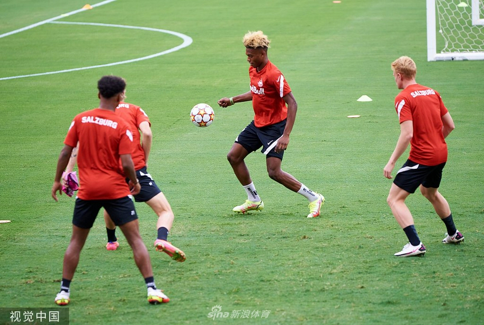 球员代表在发布会现场露出自信的微笑，他的目光平静而坚定。背后的赞助商标识和采访话筒林立，这熟悉的一切对他来说已是动力而非压力。他仿佛已经听到了明天欧冠开场哨响时，全场山呼海啸般的助威声。