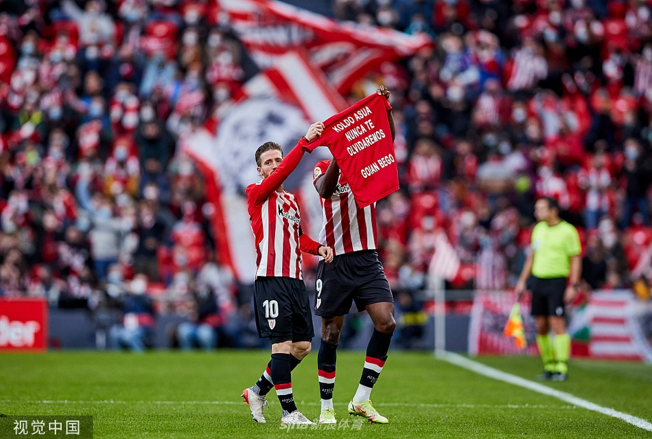 皇家贝蒂斯核心费基尔在毕尔巴鄂球员的贴身防守下，冷静控球寻找进攻机会。