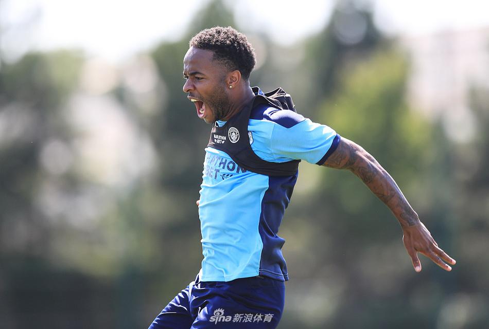 斯特林与队友们围成一圈进行抢圈练习，他灵巧地伸出长腿将球捅走，动作中带着一丝狡黠的笑意。皮球在草皮上飞速滚动，正如这支曼城所追求的快速与灵动，在无声的对抗中磨砺着撕开皇马防线的锋刃。